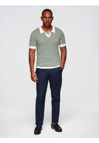 Ombre Clothing - Dzianinowa męska koszulka polo bez guzików w marynarskie paski – biało-oliwkowa V3 - Rozmiar: XXL. Typ kołnierza: polo. Kolor: oliwkowy. Materiał: dzianina. Długość: krótkie. Wzór: paski. Sezon: lato. Styl: retro, elegancki #6
