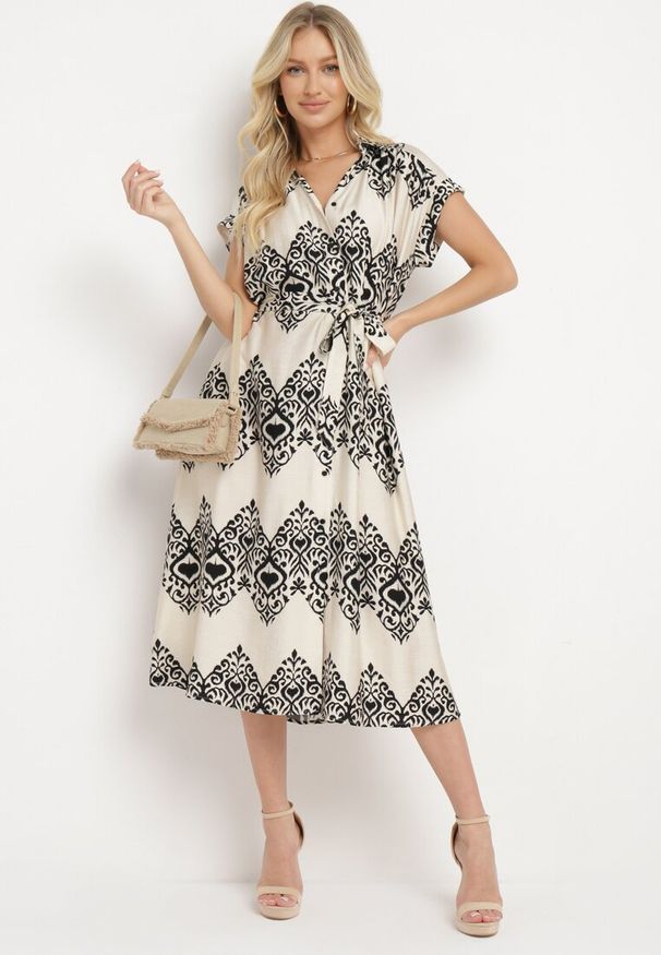 Born2be - Beżowo-Czarna Taliowana Sukienka Boho z Wiskozą Wiązana w Talii Paskiem Losofia. Okazja: na co dzień. Typ kołnierza: dekolt w kształcie V. Kolor: beżowy. Materiał: wiskoza. Długość rękawa: krótki rękaw. Wzór: aplikacja. Sezon: lato. Styl: boho