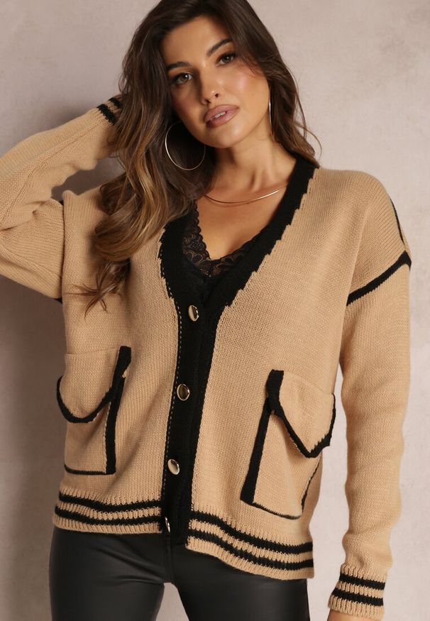 Renee - Ciemnobeżowy Kardigan z Metalicznymi Guzikami i Ozdobnymi Lamówkami Abovza. Kolor: beżowy. Materiał: dzianina. Wzór: aplikacja