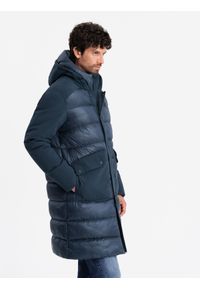 Ombre Clothing - Pikowana długa męska kurtka z dużymi kieszeniami – granatowa V4 OM-JALJ-0165 - XXL. Typ kołnierza: kaptur. Kolor: niebieski. Materiał: poliester, syntetyk, nylon, materiał, tkanina. Długość: długie. Wzór: gładki, aplikacja #8