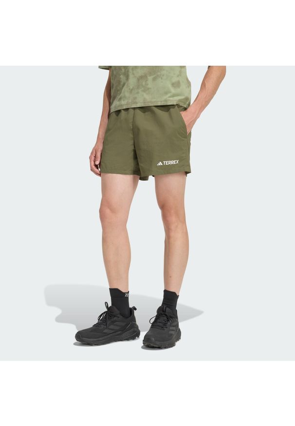 Adidas - Szorty Terrex Multi. Kolor: beżowy. Sport: turystyka piesza