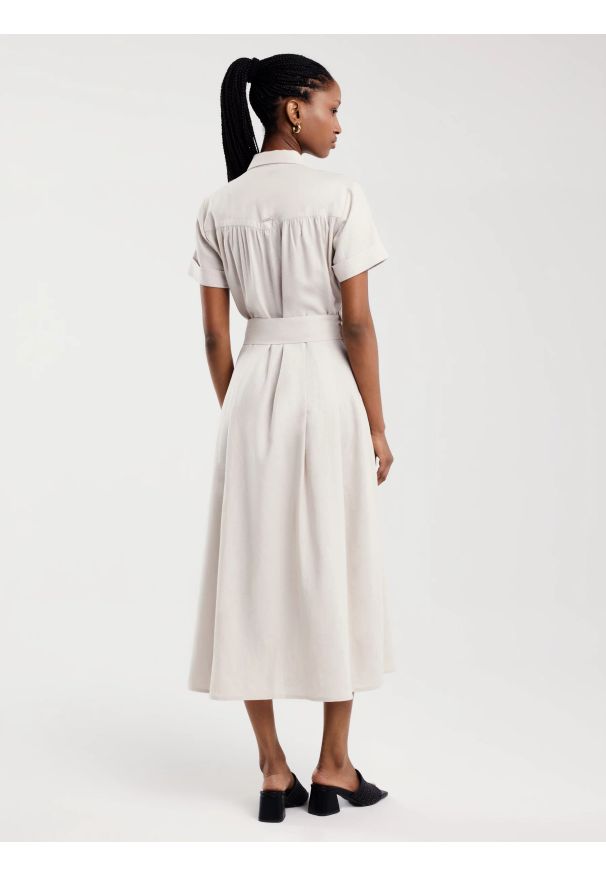 Big-Star - Sukienka damska midi lniana z wiązaniem w pasie beżowa Okire 800. Okazja: na co dzień. Kolor: beżowy. Materiał: len. Długość rękawa: krótki rękaw. Sezon: lato. Typ sukienki: koszulowe, proste. Styl: casual, elegancki. Długość: midi