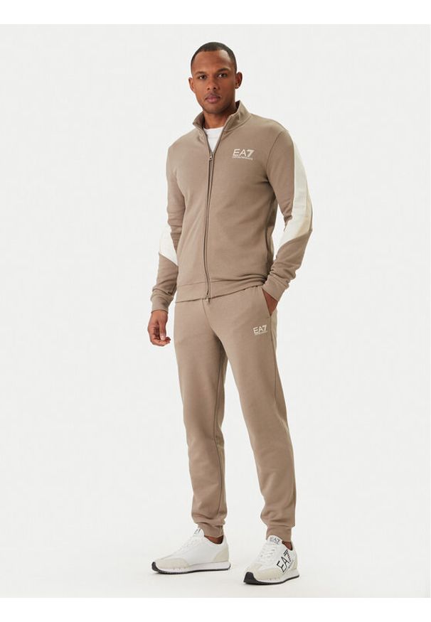 EA7 Emporio Armani Dres 7M001610 AF12451 U6167 Beżowy Regular Fit. Kolor: beżowy. Materiał: bawełna