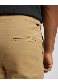 Lee - LEE MĘSKIE SPODNIE MATERIAŁOWE LEE SLIM CHINO CLAY L71LTY60 112324935. Materiał: materiał #5