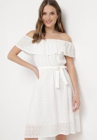 Born2be - Biała Sukienka Hiszpanka z Ozdobnym Haftem i Paskiem w Talii Perenna. Okazja: na co dzień. Typ kołnierza: dekolt hiszpanka. Kolor: biały. Wzór: haft. Styl: wizytowy, casual, elegancki #1