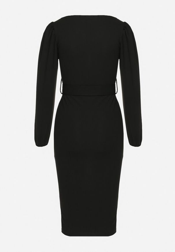 Born2be - Czarna Dopasowana Sukienka Midi z Paskiem z Klamerką Jelira. Typ kołnierza: dekolt kopertowy. Kolor: czarny. Materiał: materiał. Typ sukienki: kopertowe. Długość: midi