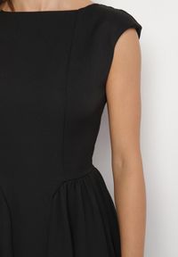 Born2be - Czarna Sukienka o Rozkloszowanym Kroju z Wiązaniem i Dekoltem w Łódkę Aladriela. Okazja: na co dzień. Typ kołnierza: dekolt w łódkę. Kolor: czarny. Długość rękawa: krótki rękaw. Sezon: wiosna, lato. Styl: casual, klasyczny #5