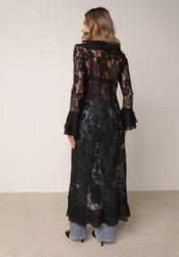 Born2be - Czarna Narzutka Plażowa o Fasonie Długiej Sukienki z Koronki Ozdobiona Falbankami Araqiel. Okazja: na plażę. Typ kołnierza: kołnierz z falbankami. Kolor: czarny. Materiał: koronka. Wzór: aplikacja, koronka. Sezon: lato. Styl: wakacyjny #6