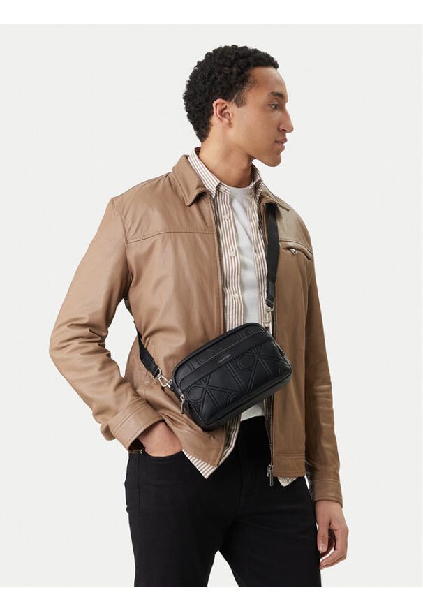 Calvin Klein Saszetka Emblem Aop Emboss Camera Bag LV04D3330G Czarny. Kolor: czarny. Materiał: skóra