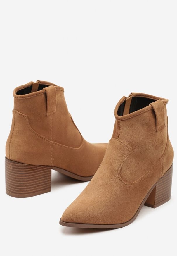 Renee - Brązowe Botki Vices w Stylu Kowbojek na Obcasie Vertige. Zapięcie: zamek. Kolor: brązowy. Materiał: jeans. Sezon: jesień. Obcas: na obcasie. Styl: boho, elegancki, rockowy. Wysokość obcasa: średni