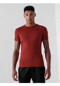 4f - Koszulka treningowa regular szybkoschnąca męska - czerwona. Kolor: czerwony. Materiał: syntetyk, elastan, materiał, włókno, dzianina. Długość rękawa: krótki rękaw. Długość: krótkie. Wzór: ze splotem, jednolity, gładki. Sport: fitness #2