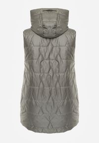 Born2be - Zielona Kamizelka z Nieodpinanym Kapturem i Geometrycznym Pikowaniem Kalousa. Okazja: na co dzień. Kolor: zielony. Materiał: jeans, dresówka. Długość rękawa: długi rękaw. Wzór: geometria. Styl: casual, klasyczny #2