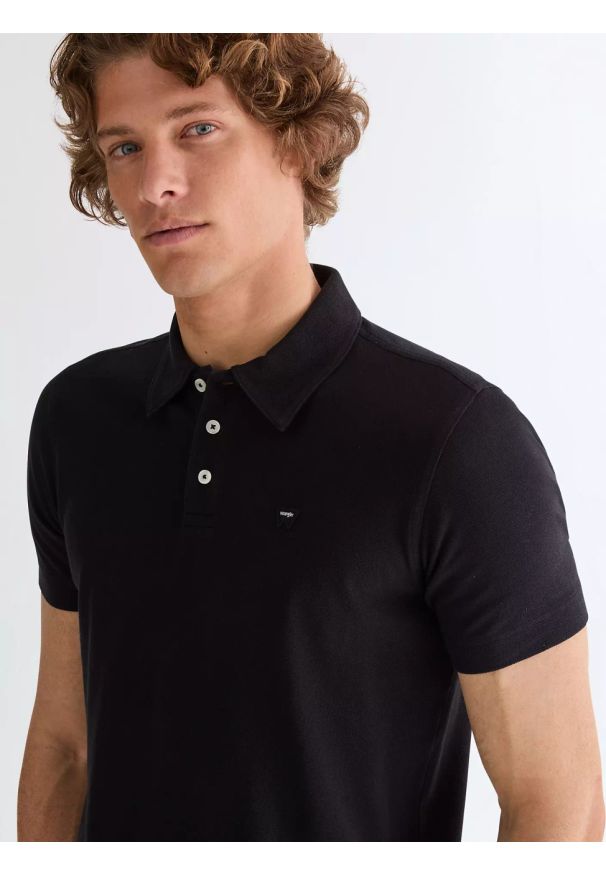 Wrangler - MĘSKA KOSZULKA WRANGLER POLO SHIRT BLACK 112378482. Typ kołnierza: polo