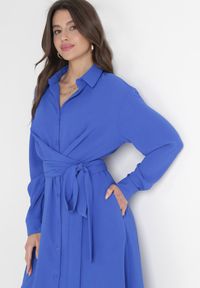 Born2be - Niebieska Koszulowa Sukienka Midi z Guzikami i Materiałowym Paskiem Tetenai. Okazja: na co dzień. Kolor: niebieski. Materiał: materiał. Typ sukienki: koszulowe. Styl: casual. Długość: midi #2