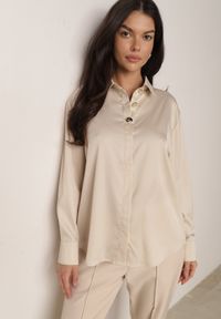 Born2be - Jasnobeżowa Elegancka Koszula Satynowa z Ozdobnymi Guzikami Yasura. Okazja: do pracy, na co dzień. Kolor: beżowy. Materiał: satyna. Styl: elegancki #6