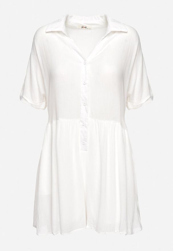 Born2be - Biały Wiskozowy Kombinezon z Koszulową Górą Zapinany na Guziki z Krótkimi Spodniami Vikota. Kolor: biały. Materiał: wiskoza. Długość rękawa: krótki rękaw. Długość: krótkie. Sezon: wiosna, lato