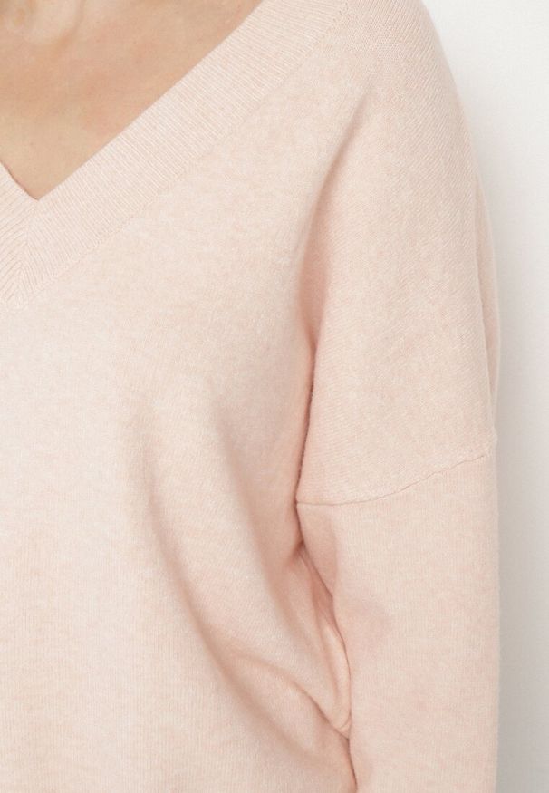 Born2be - Jasnoróżowy Sweter z Dekoltem w V z Domieszką Kaszmiru Mariara. Okazja: na co dzień. Typ kołnierza: dekolt w kształcie V. Kolor: różowy. Materiał: kaszmir. Wzór: bez wzorów. Styl: casual