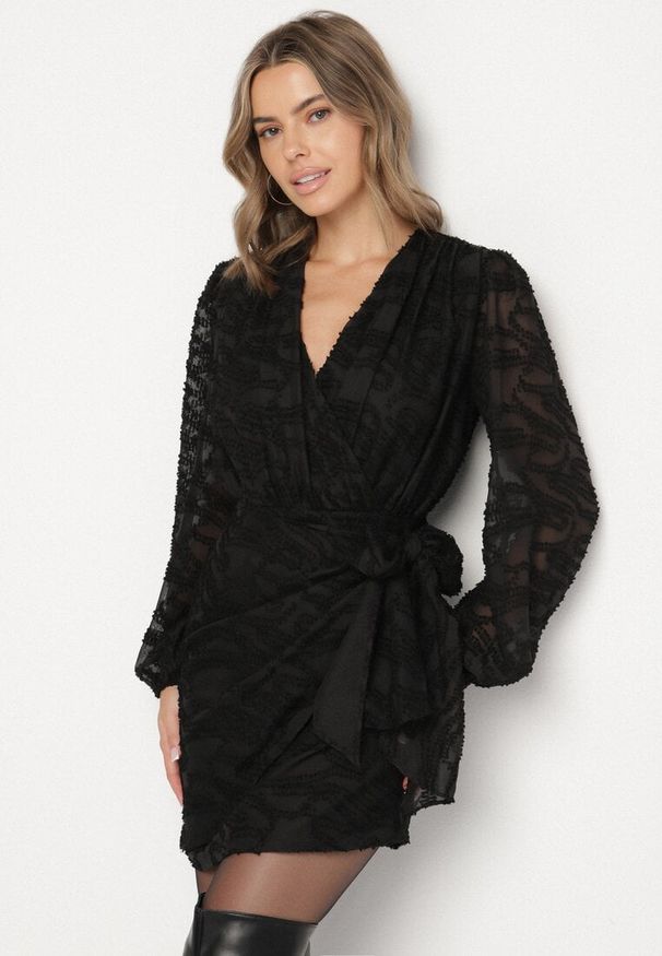 Born2be - Czarna Kopertowa Sukienka z Tkaniny Plumeti Zenorava. Typ kołnierza: dekolt w kształcie V. Kolor: czarny. Materiał: tkanina. Długość rękawa: długi rękaw. Wzór: aplikacja. Typ sukienki: kopertowe. Styl: klasyczny, elegancki