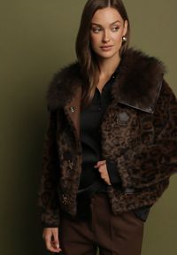 Born2be - Brązowa Panterkowa Kurtka Futerko o Krótkim Kroju z Ozdobnymi Zapięciami Otiluna. Okazja: na co dzień. Kolor: brązowy. Materiał: futro. Długość: krótkie. Wzór: motyw zwierzęcy. Styl: casual #4