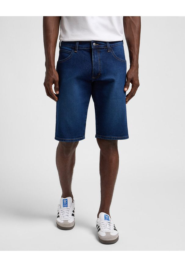 Męskie Szorty Jeansowe Wrangler Rustler Short Dark Wash 112356515 W10H018377, W33. Okazja: na co dzień. Materiał: jeans. Długość: krótkie. Wzór: gładki, bez wzorów. Sezon: lato. Styl: casual, klasyczny, wakacyjny