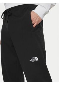The North Face Spodnie dresowe Nse Light NF0A4T1F Czarny Regular Fit. Kolor: czarny. Materiał: bawełna #4