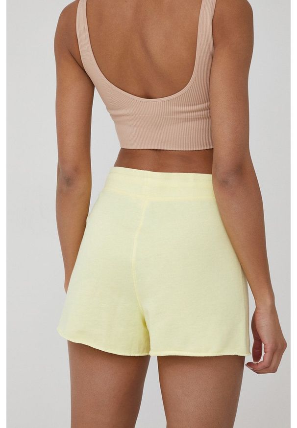 GAP szorty damskie kolor żółty z nadrukiem medium waist. Okazja: na co dzień. Kolor: żółty. Wzór: nadruk. Styl: casual