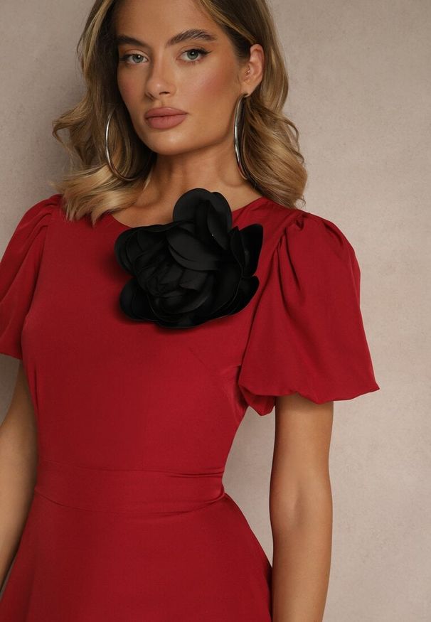 Renee - Bordowa Rozkloszowana Sukienka Vices Ozdobiona Odpinanym Kwiatem 3D Koleira. Okazja: na co dzień. Kolor: czerwony. Wzór: aplikacja, kwiaty. Styl: klasyczny, casual