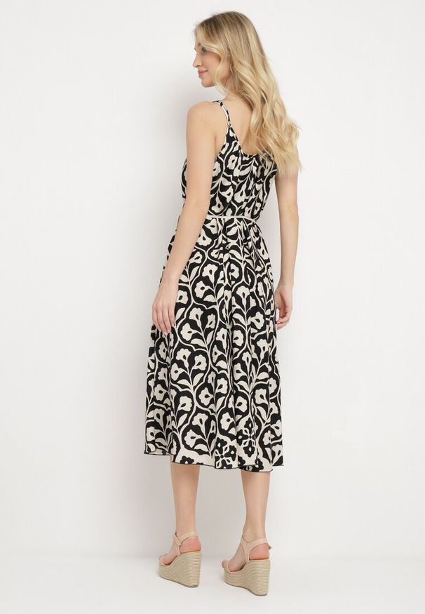 Born2be - Czarno-Biała Sukienka na Cienkich Ramiączkach o Trapezowym Kroju z Wiązaniem na Troczek Cavriella. Okazja: na co dzień. Kolor: czarny. Długość rękawa: na ramiączkach. Sezon: lato. Typ sukienki: trapezowe. Styl: klasyczny, casual, elegancki