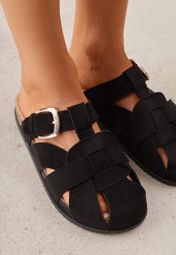 Born2be - Czarne Klapki Mule z Ozdobnymi Wycięciami i Regulowanym Paskiem z Klamerką Aene. Okazja: na co dzień. Kolor: czarny. Materiał: jeans, zamsz, len. Wzór: haft. Sezon: lato. Styl: boho, wakacyjny, casual
