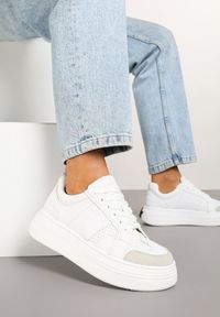 Renee - Białe Sneakersy Vices na Platformie z Gwiazdką Fenarra. Okazja: na co dzień. Kolor: biały. Materiał: jeans, skóra. Obcas: na platformie