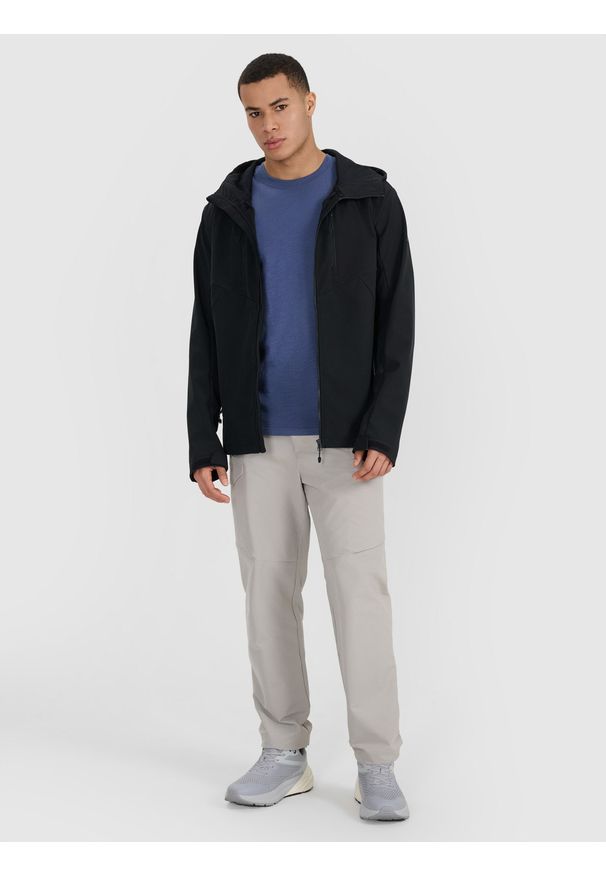 4f - 4F Kurtka softshell wiatroodporna membrana 8000 męska - czarna S. Typ kołnierza: kaptur. Kolor: czarny. Materiał: softshell. Technologia: Windstopper