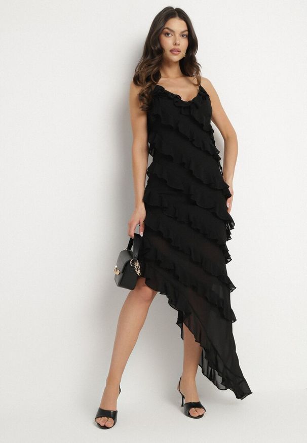 Born2be - Czarna Asymetryczna Sukienka Ozdobiona Falbankami Linariela. Typ kołnierza: kołnierz z falbankami. Kolor: czarny. Długość rękawa: na ramiączkach. Wzór: aplikacja. Typ sukienki: asymetryczne. Styl: elegancki