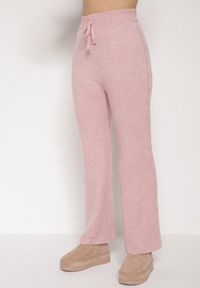 Born2be - Jasnoróżowy Komplet z Wełną i Bawełną Sweter ze Splotem i Szerokie Spodnie Reinettia. Kolor: różowy. Materiał: wełna, bawełna. Wzór: ze splotem #3