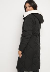 Born2be - Czarna Pikowana Kurtka z Kapturem i Ozdobnym Kołnierzem Ściągana w Pasie Ellarisa. Typ kołnierza: kaptur. Kolor: czarny. Materiał: wełna, jeans. Styl: elegancki #2