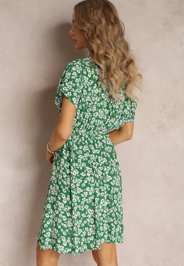 Renee - Zielona Wiskozowa Mini Sukienka w Kwiatowy Print z Gumką w Pasie Frolia. Kolor: zielony. Materiał: wiskoza. Wzór: kwiaty, nadruk. Długość: mini