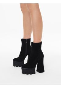 Kazar - Zamszowe czarne botki na wysokiej platformie z trepem. Kolor: czarny. Materiał: zamsz. Szerokość cholewki: normalna. Obcas: na platformie. Wysokość obcasa: średni #2