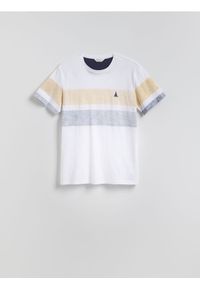 Reserved - T-shirt regular z haftem - biały. Kolor: biały. Materiał: bawełna, dzianina. Wzór: haft