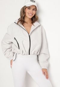 Born2be - Biała Kurtka Wiatrówka o Kroju Oversize Natilessa. Okazja: na spacer, na co dzień. Kolor: biały. Materiał: jeans. Długość rękawa: długi rękaw. Długość: długie. Sezon: wiosna. Styl: casual #1