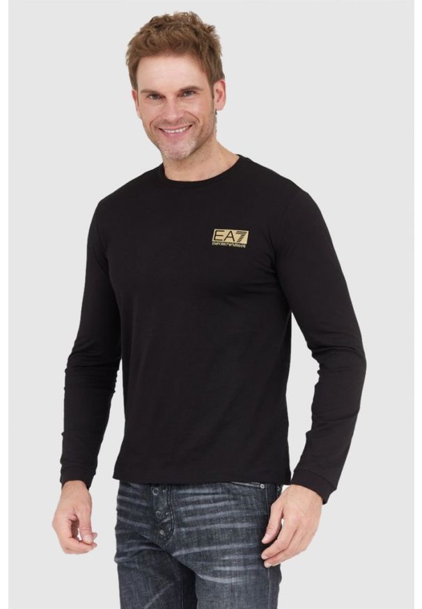 EA7 Emporio Armani - EA7 Czarny męski longsleeve z aplikacją z logo, Rozmiar XXL. Kolor: czarny. Długość rękawa: długi rękaw. Wzór: aplikacja