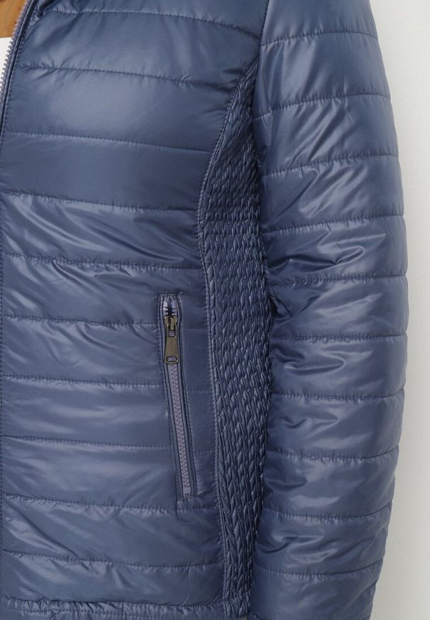 Born2be - Granatowa Pikowana Kurtka z Opinanym Kapturem i Wstawkami z Gumek Terilinde. Okazja: na co dzień. Kolor: niebieski. Styl: casual, elegancki
