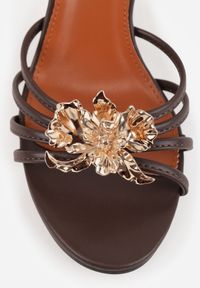 Born2be - Brązowe Eleganckie Klapki na Szpilce z Metaliczną Kwiatową Aplikacją 3D Adrebelle. Okazja: na komunię, na wesele, na ślub cywilny. Kolor: brązowy. Materiał: satyna. Wzór: aplikacja, kwiaty. Obcas: na szpilce. Styl: elegancki #3