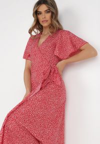 Born2be - Czerwona Sukienka Theminophe. Okazja: na co dzień. Kolor: czerwony. Materiał: wiskoza, tkanina, materiał. Wzór: kropki. Typ sukienki: proste, kopertowe, rozkloszowane. Styl: casual. Długość: maxi #1