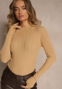 Renee - Beżowy Golf z Tłoczonym Wzorem Ralinnea. Okazja: na co dzień. Typ kołnierza: golf. Kolor: beżowy. Styl: casual, klasyczny