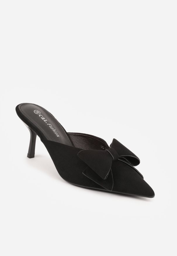 Born2be - Czarne Klapki na Szpilce Typu Mule Ozdobione Kokardką Lorailea. Nosek buta: otwarty. Kolor: czarny. Materiał: zamsz, skóra. Wzór: aplikacja. Sezon: lato. Obcas: na szpilce. Wysokość obcasa: średni