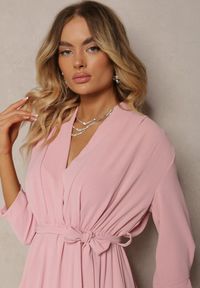 Renee - Ciemnoróżowa Sukienka Canopis. Typ kołnierza: dekolt kopertowy. Kolor: różowy. Materiał: materiał, tkanina. Typ sukienki: kopertowe. Styl: elegancki. Długość: midi #3