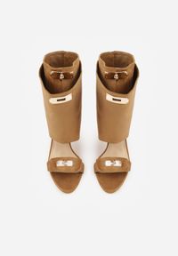 Born2be - Ciemnobeżowe Sandały w Stylu Botków z Ozdobnymi Klamrami Neamerephis. Okazja: na co dzień. Zapięcie: klamry. Kolor: beżowy. Materiał: skóra. Wzór: gładki, aplikacja. Styl: casual #2