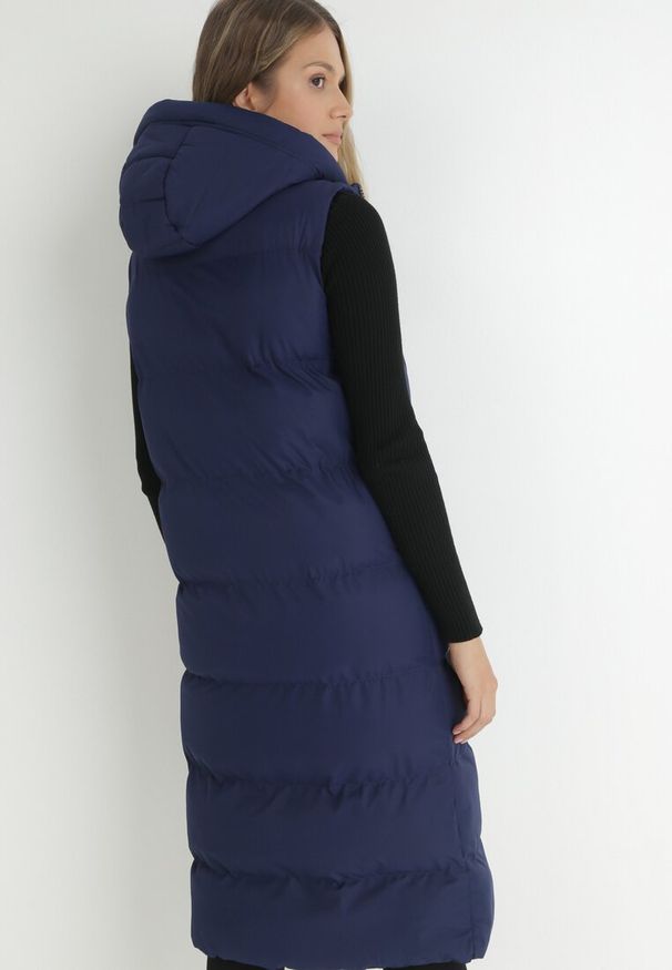 Born2be - Granatowa Kamizelka Długa z Kapturem Pikowana Ardrae. Typ kołnierza: kaptur. Kolor: niebieski. Materiał: materiał. Długość rękawa: bez rękawów. Długość: długie. Sezon: wiosna, jesień. Styl: klasyczny
