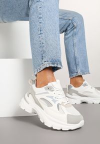 Renee - Biało-Szare Sneakersy na Tłoczonej Platformie z Geometrycznymi Wstawkami Asloria. Okazja: na co dzień. Kolor: biały. Materiał: jeans. Wzór: geometria. Obcas: na platformie