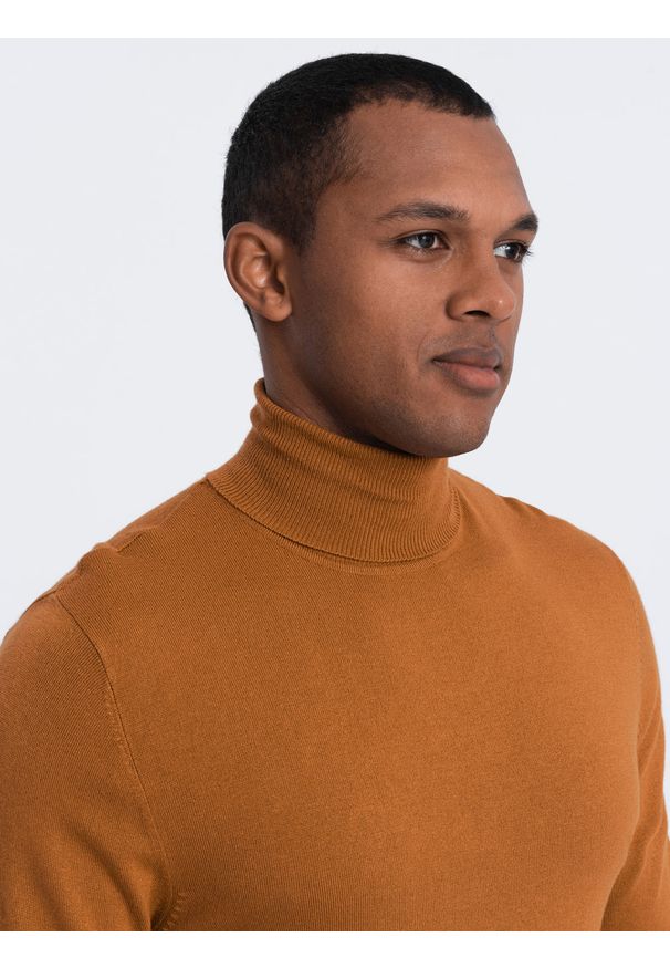 Ombre Clothing - Dzianinowy męski jednokolorowy golf z wiskozą – camel V8 - Rozmiar: S. Okazja: na co dzień. Typ kołnierza: golf. Materiał: wiskoza, dzianina. Wzór: gładki, aplikacja, jednolity. Styl: klasyczny, casual