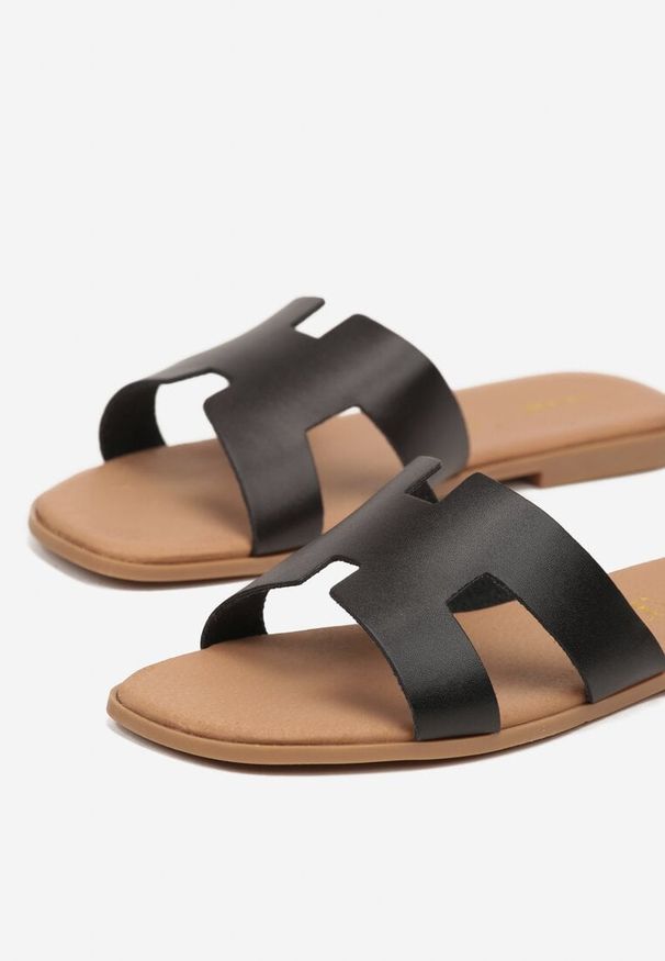 Renee - Czarne Klapki Vices ze Skóry Naturalnej Ozdobione Wycięciami Arqelia. Okazja: na co dzień. Kolor: czarny. Materiał: skóra. Wzór: aplikacja. Styl: elegancki, casual